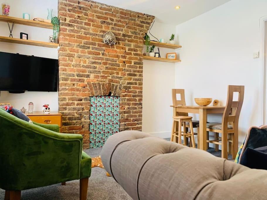 Funky 2 Bedroom Apartment In Town Centre هاستَنغ المظهر الخارجي الصورة