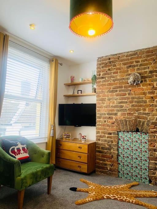 Funky 2 Bedroom Apartment In Town Centre هاستَنغ المظهر الخارجي الصورة